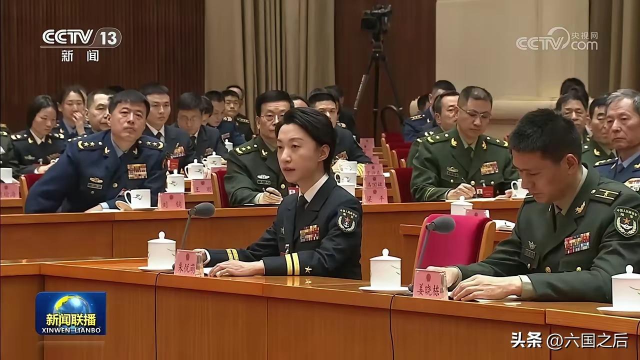 袖口标志，什么级别，年轻有为样子！