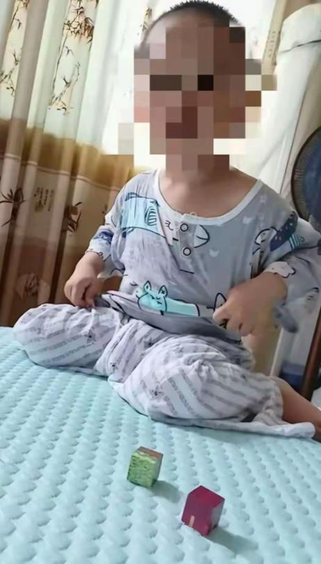 太心痛了！贵州铜仁，一名2岁半男童，跟着妈妈去幼儿园给姐姐报名，妈妈仅仅上楼20