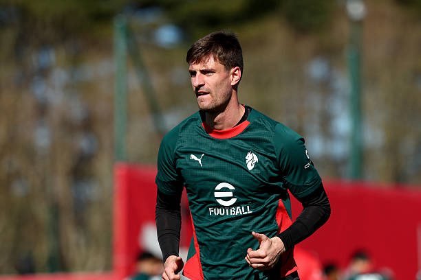 【🏃】 🔴⚫️ 加比亚🇮🇹今天继续在米兰内洛进行单独的恢复训练，但目前还