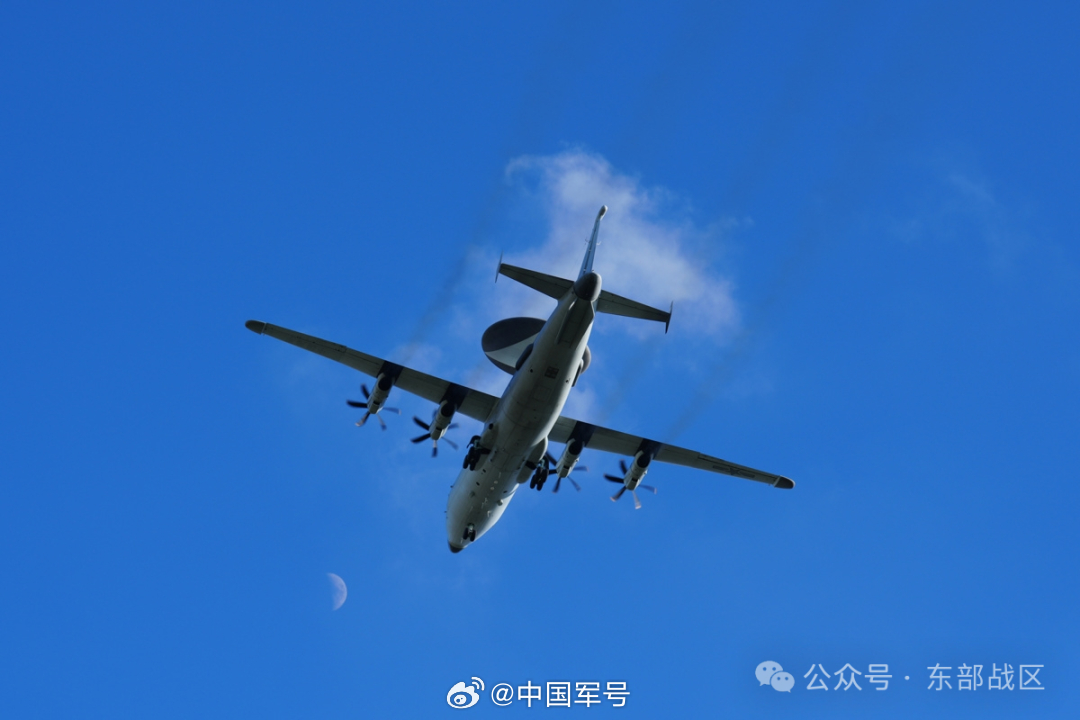 【海军战机和蓝天白云适配度拉满】近日，东部战区海军航空兵某部组织长航时飞行训练，