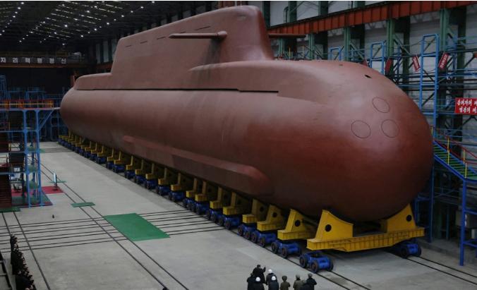“王炸！朝鲜战略潜艇亮相！”2025年12月25日，朝鲜突然公开了，震惊世界的武