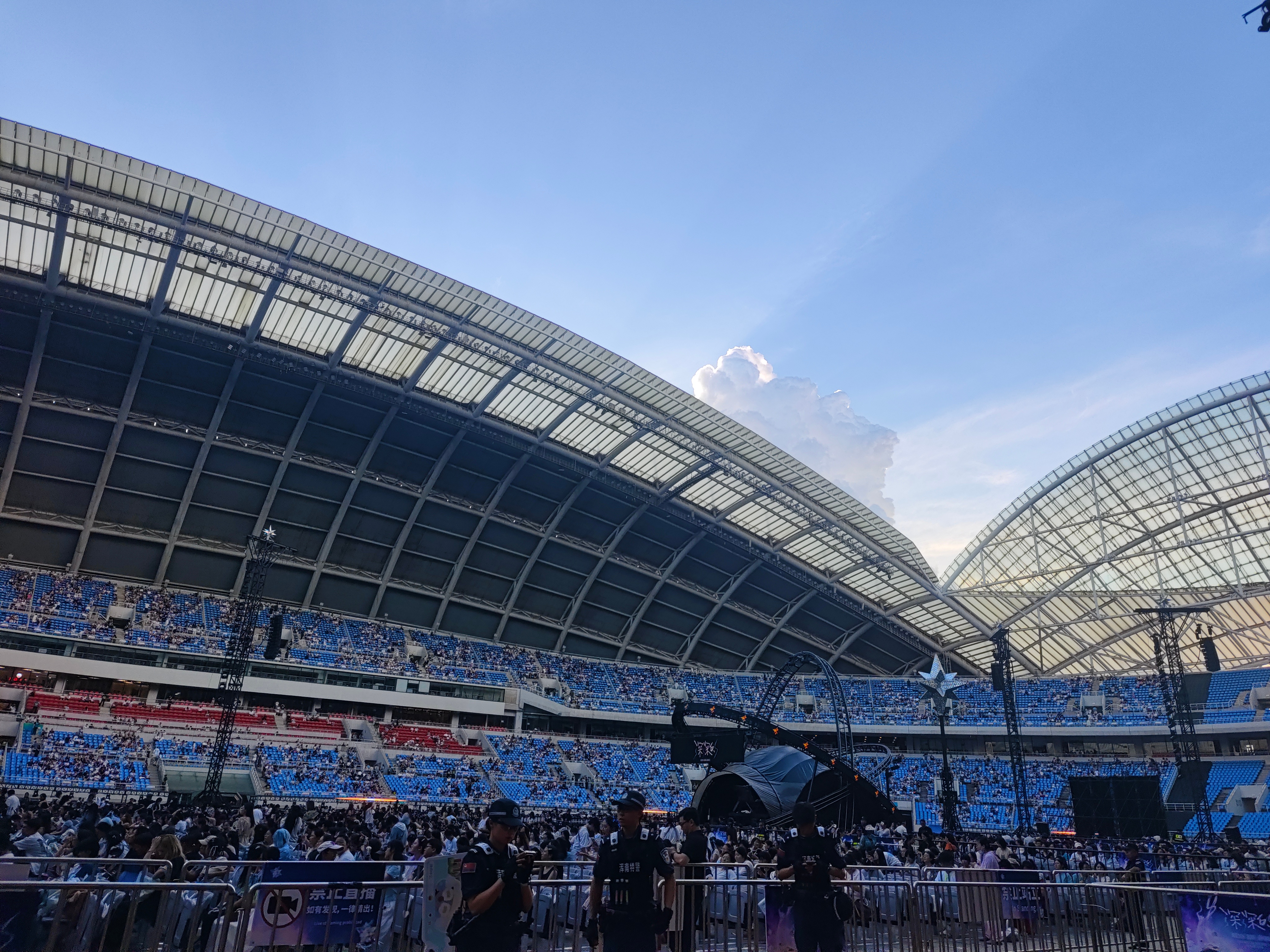 周深周深出道十二周年快乐周深沈阳演唱会 这个云好漂亮 