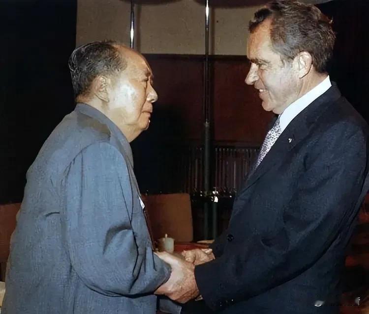 为寻求美国解除经济制裁，伊朗积极改善与美国的关系，主动承诺永远不再制造核武器，但