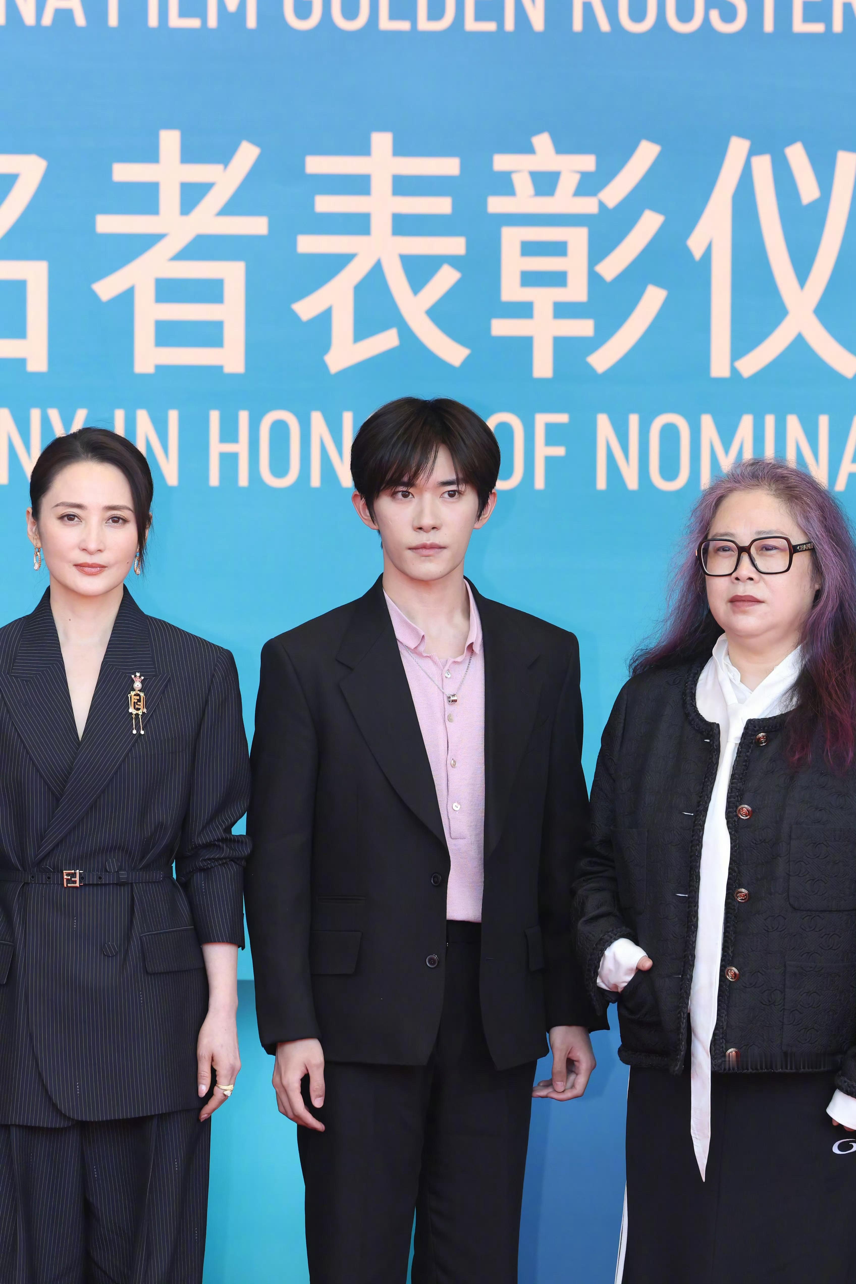 易烊千玺随影片《小小的我》剧组亮相第38届金鸡奖提名者表彰仪式红毯，影片《小小的