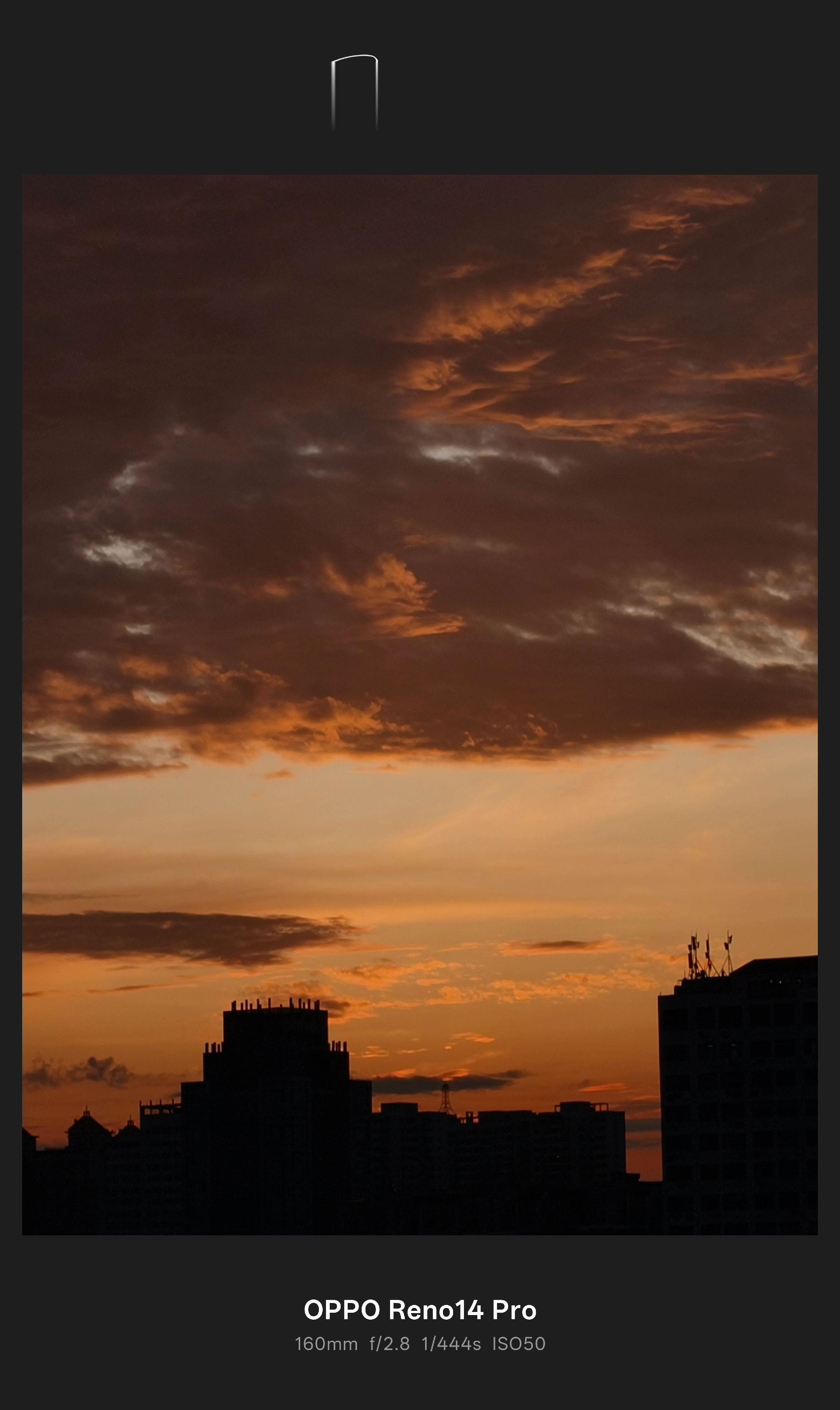 今天阳光跳出乌云的那一刻 。果断启程城市阳台 也想看看你们拍到的夕阳