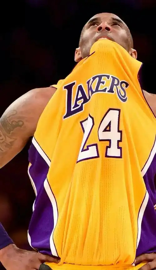 关于平凡，伟大未必光芒万丈，平凡亦可温柔有光。像苔花安静生长，像萤火点亮夜色，你