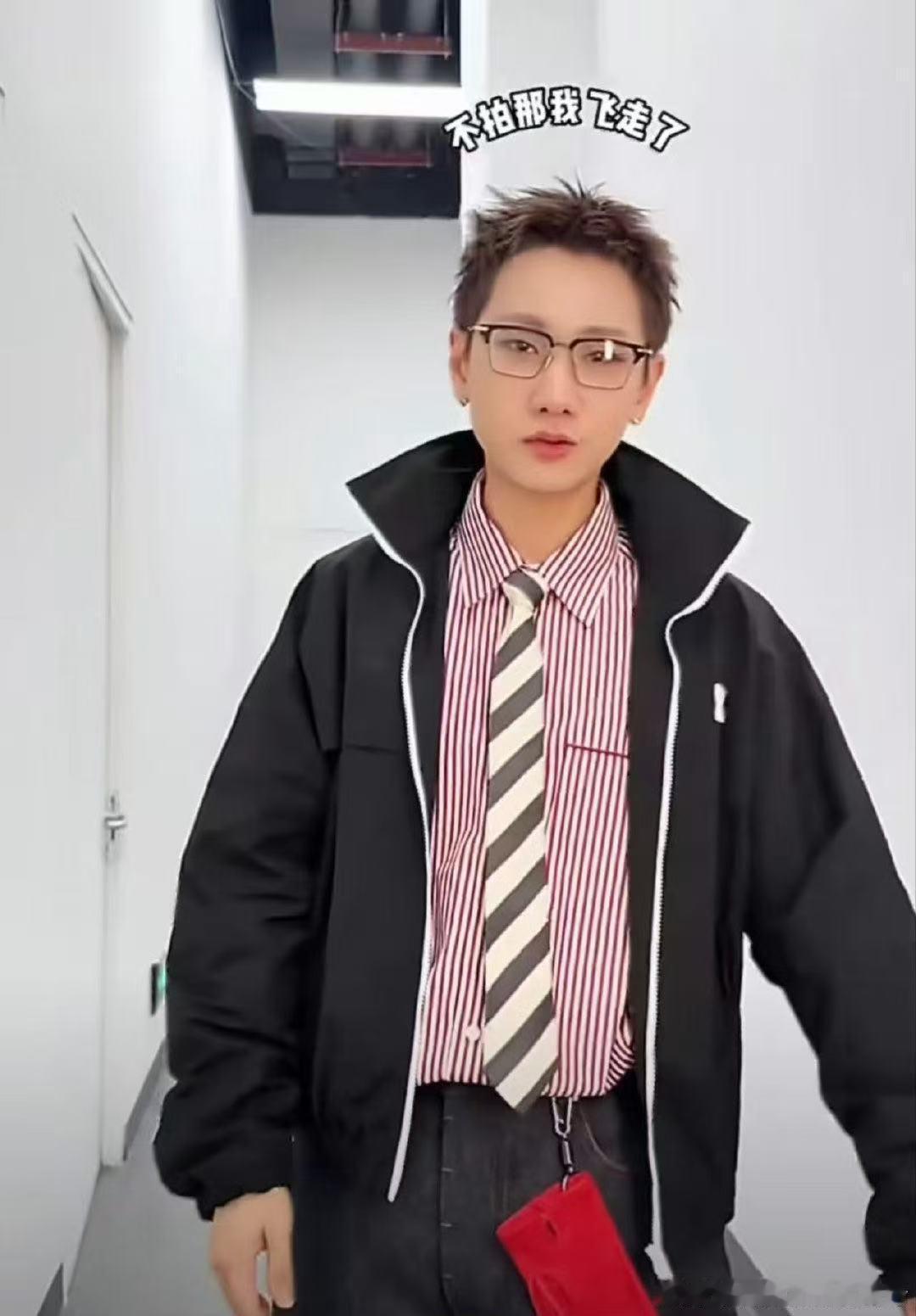 汪苏泷拍了中国人能飞别人唱歌他玩梗，汪苏泷拍摄中国人能飞转场，脑洞大开，每一秒都