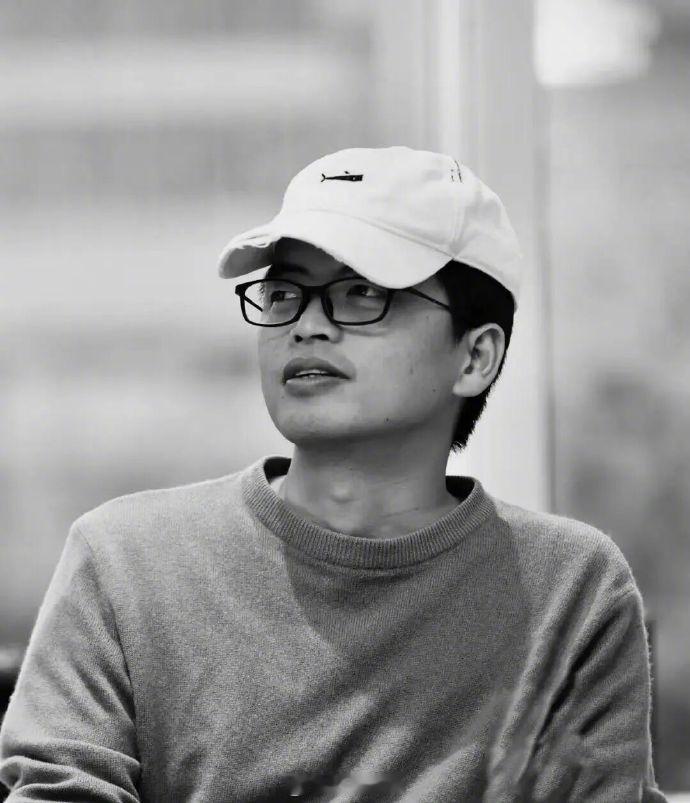 【38岁青年艺术家易连病逝：他曾视力受损，仍坚持创作】据“国美学术通讯”认证账号