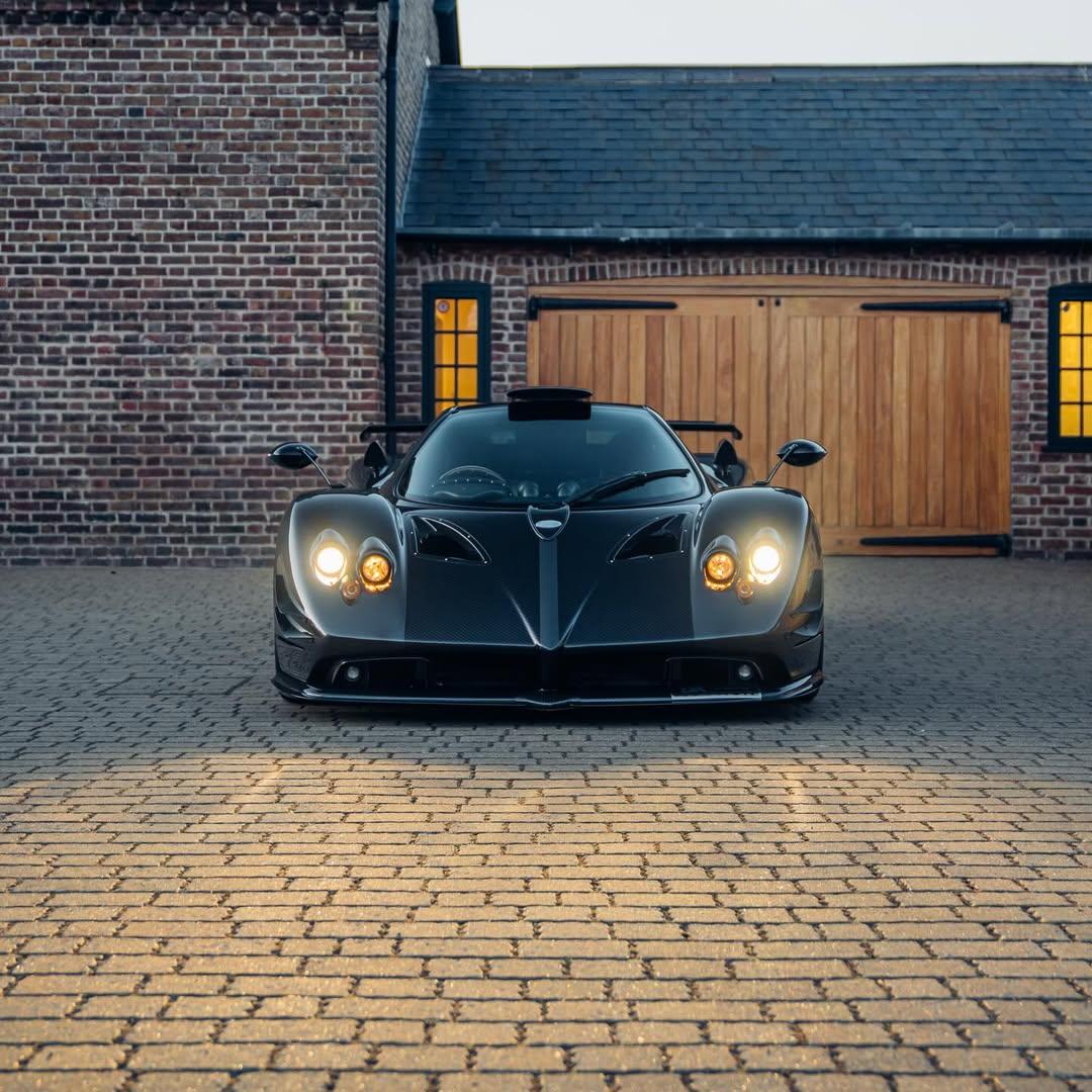 英国🇬🇧顶级车行DK正在出售一台黑骑士 1of1 Pagani Z...