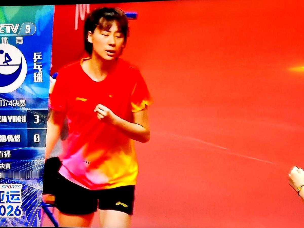 陈熠和范姝涵在女双比赛里对阵早田希娜与张本美和。
国乒小将因为头一次打重大比赛有