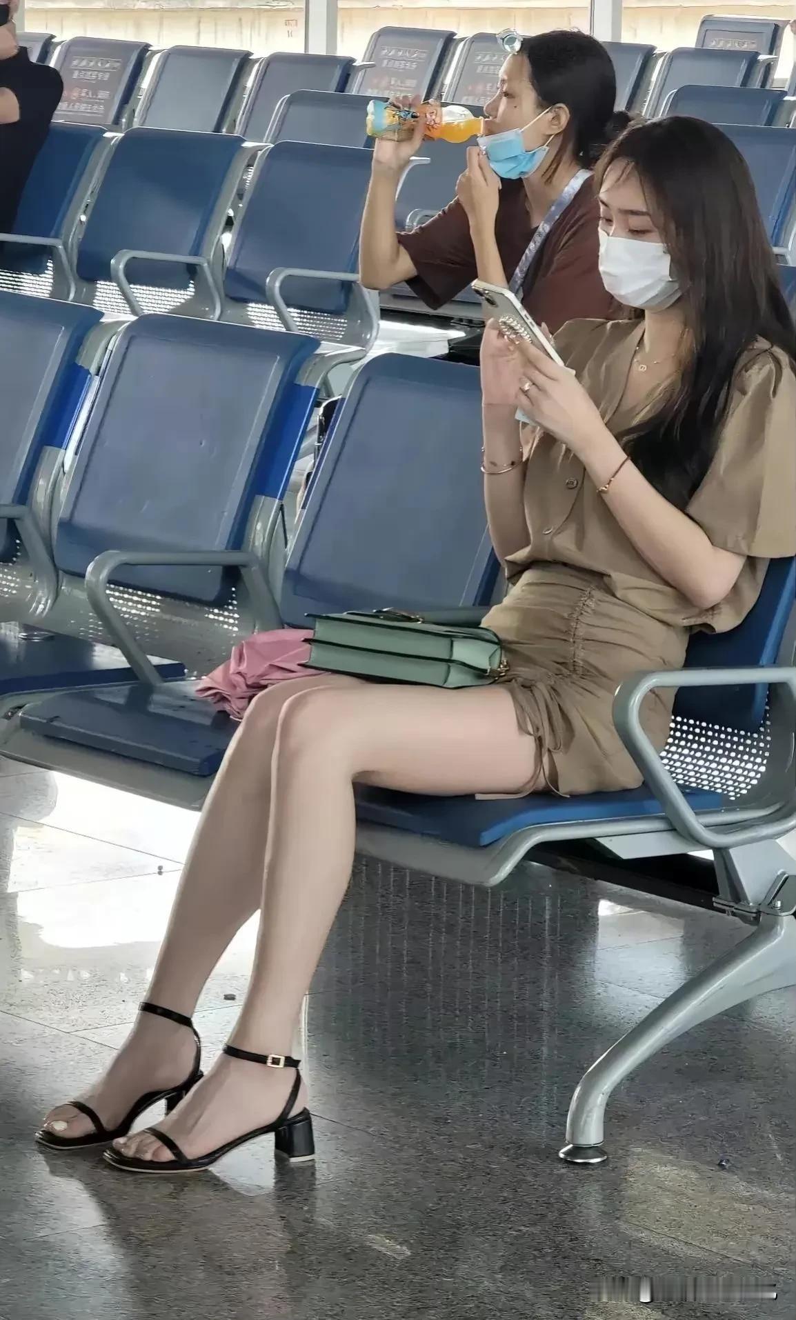 男朋友说这个女人的腿好长，我真想和她比一比看看谁的腿长，然后站直了身子提了一下裤