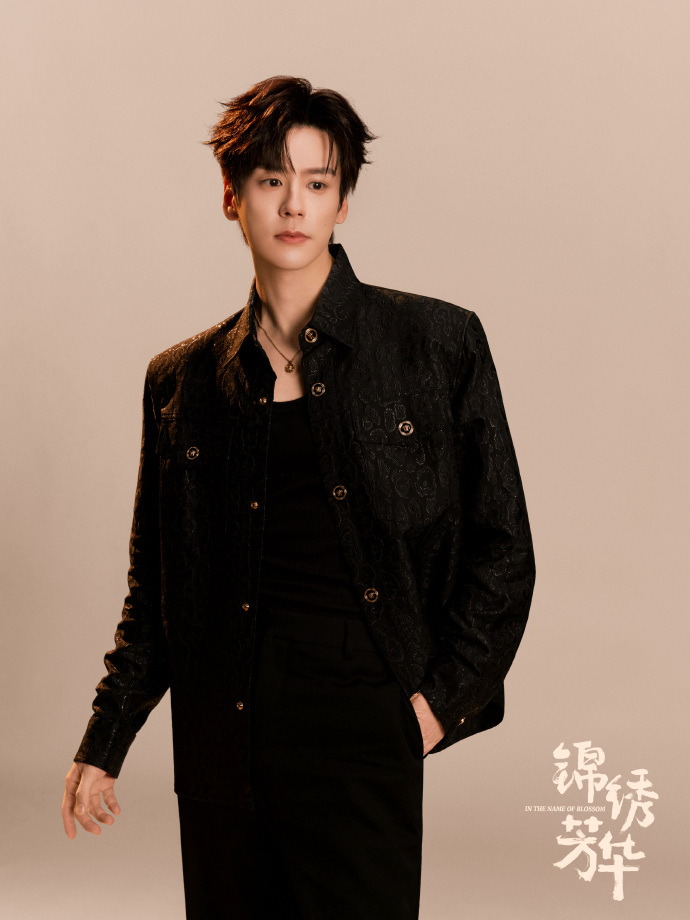 魏哲鸣樱桃侧颜  魏哲鸣樱桃侧颜也真的是帅到爆了以后，完全就是被他的下颌线给ge