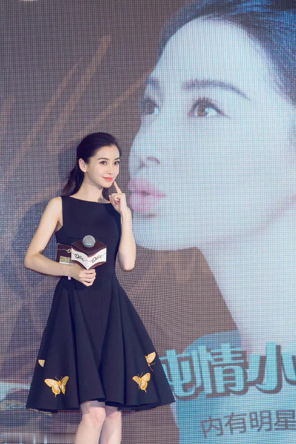 angelababy   杨颖 早上好呀!今日份boss颖的亲亲已送达，将将们快