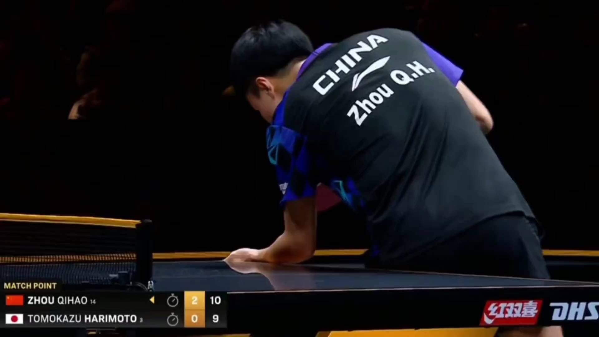 周启豪3-0零封张本智和，王皓王励勤起身鼓掌庆祝，启豪厉害啊！
