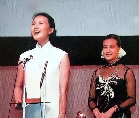 站在前面的方舒，获得百花奖最佳女演员奖，在发表获奖感言 ，看得出她的兴奋和激动。