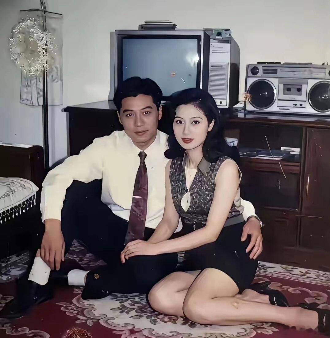 上世纪90年代有钱人的家庭装修风格～～属于非常豪华了。 