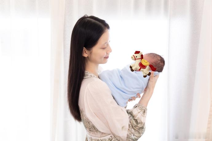 王梓薇恭喜孙伊涵孙伊涵发文官宣生子，王梓薇第一个在评论区送祝福，恭喜孙伊涵升级当