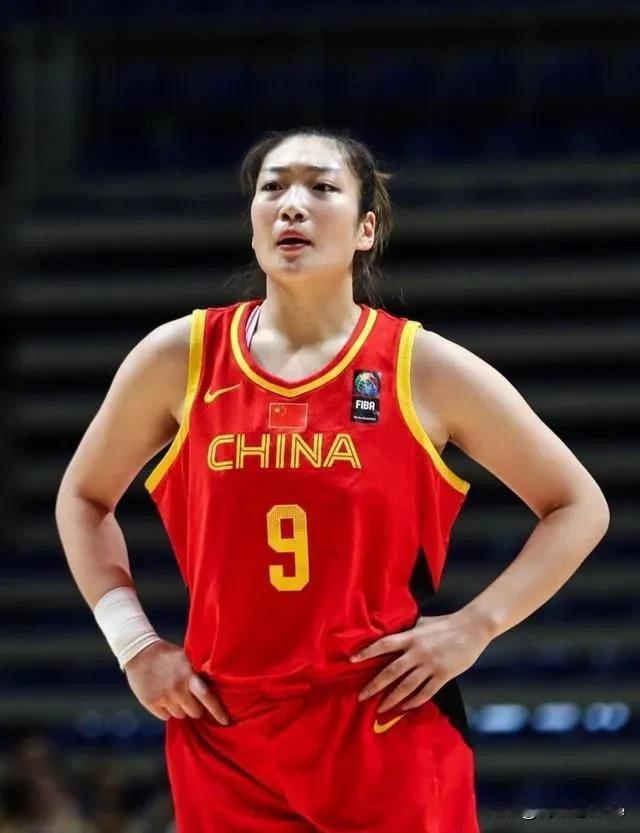 日本女篮26号，娇小玲珑，后退，三分球投射，招牌动作，特潇洒。
国家队看李梦，日