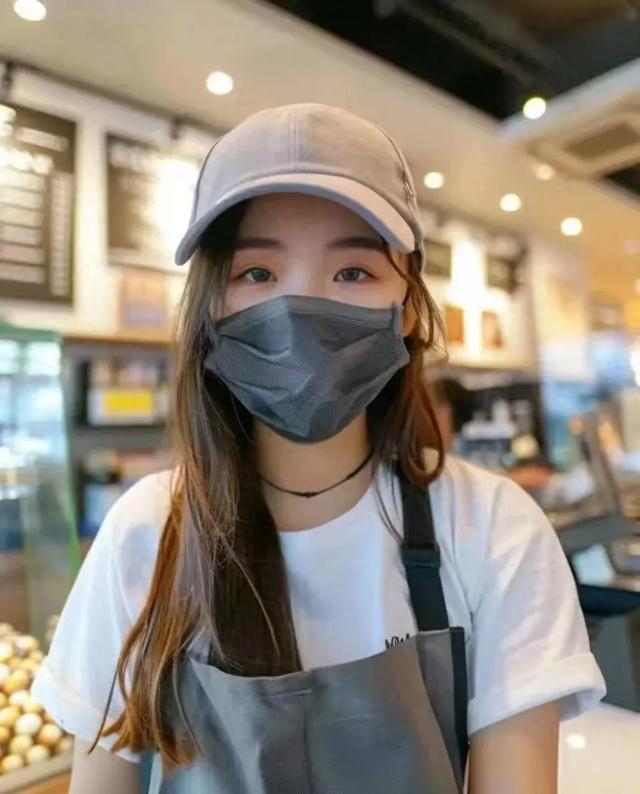 山东一姑娘在短视频平台声称暑假打工直接成为老板娘，引发网友质疑。现实中找工作难，