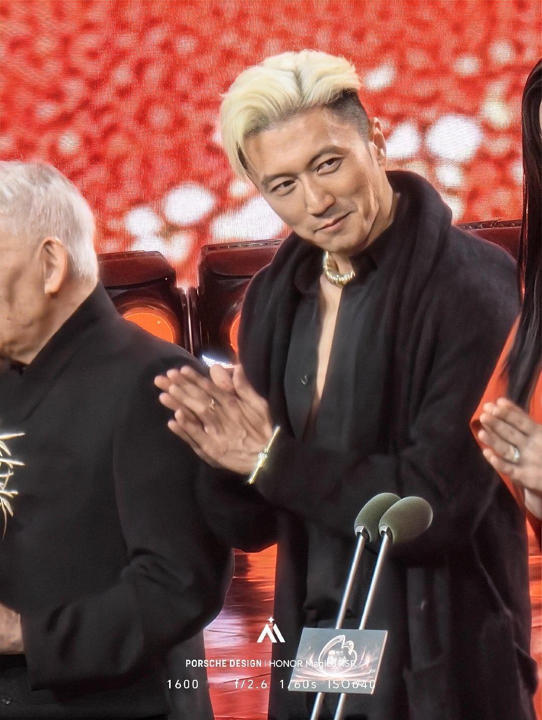 谢霆锋被粉丝调戏到红温谢霆锋最近的新剧很火，感觉不只是红温。荣耀也继续邀请谢霆锋