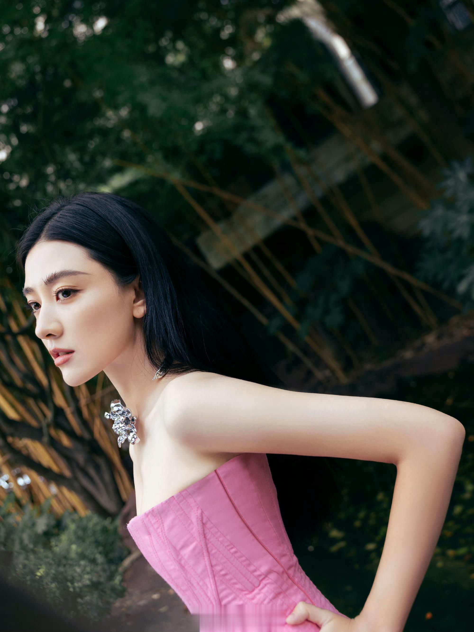 #梁洁粉色芭比抹胸阔腿裤#梁洁美翻天啦，这身材和气质一直都很在线啊，梁洁这套造型