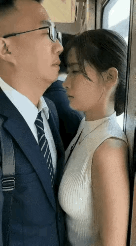 他们表面上静静站着，不动声色，实则心里早已小鹿乱撞，心跳都快蹦出来了。