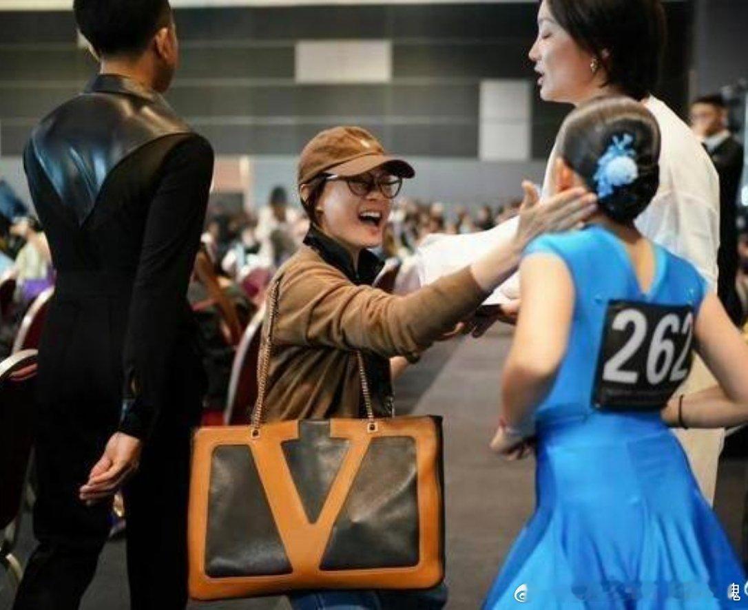 孙俪女儿拉丁舞英国夺冠孙俪的女儿真的是太优秀了。真给咱中国孩子们争光呀，不光妈妈