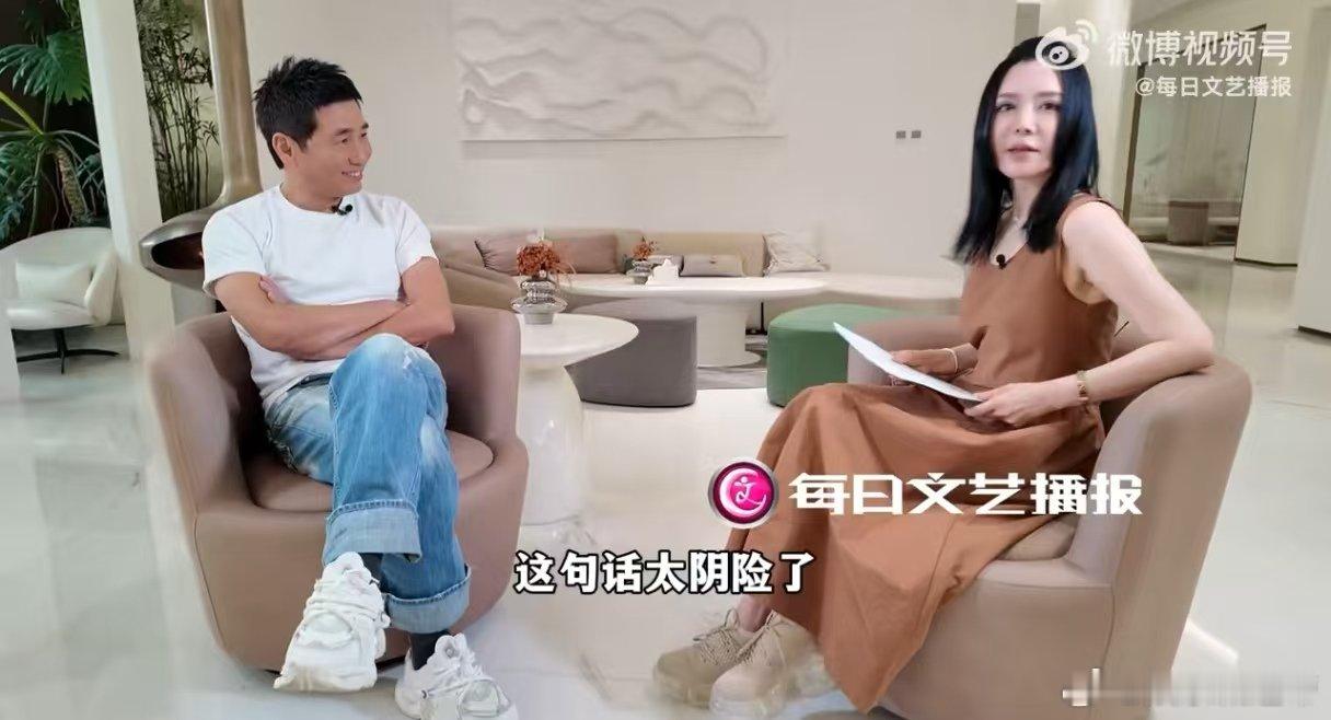 褚怀明又杀回来了就问你怕不怕 谁能抗拒褚怀明的压迫感！镜头前的他气场全开，暗示杀