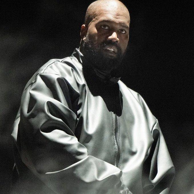 KanyeWest 据美唱片业协会最新数据更新，Kanye West 凭借旗下音