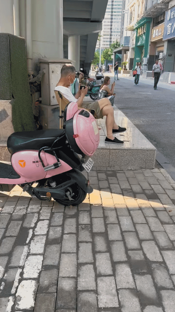 大爷说，男人不能吃独食，遇到美女要拍回家让儿子孙子一起看[笑哭]