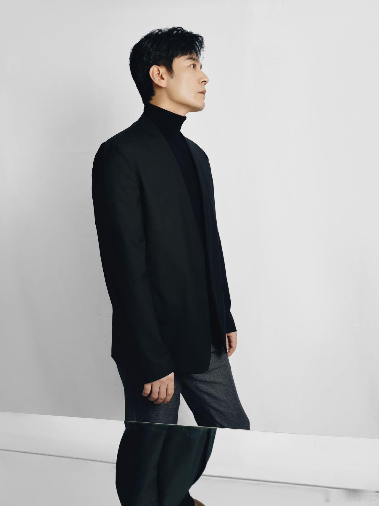 #李光洁高领之花# 李光洁的颜值真的是非常抗打，在叔圈中他绝对是一颗璀璨的明星。