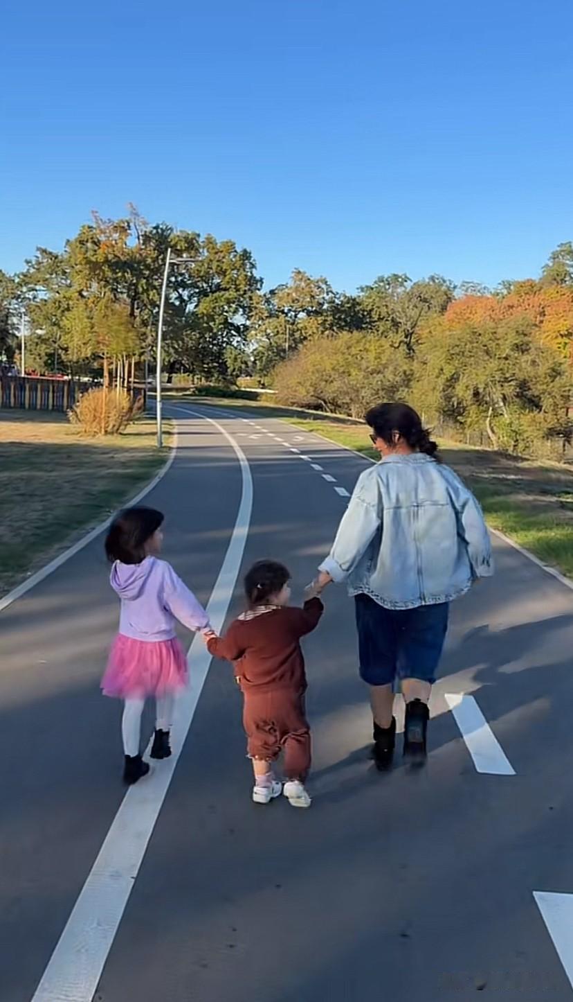 阿迪直播说不打算把凯莉送去巴黎了，主要原因有两点：第一，孩子有点感冒了。第二，他