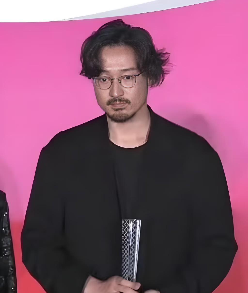 40岁，一部40分钟的戏，拿下了东京影帝。
没人料到，那个演关谷神奇的胖子，能用