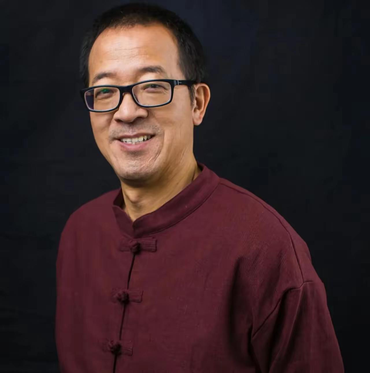 不得不承​认，俞敏洪确实很​懂中国人。

新东方这波，推出退休俱乐​部，

线下