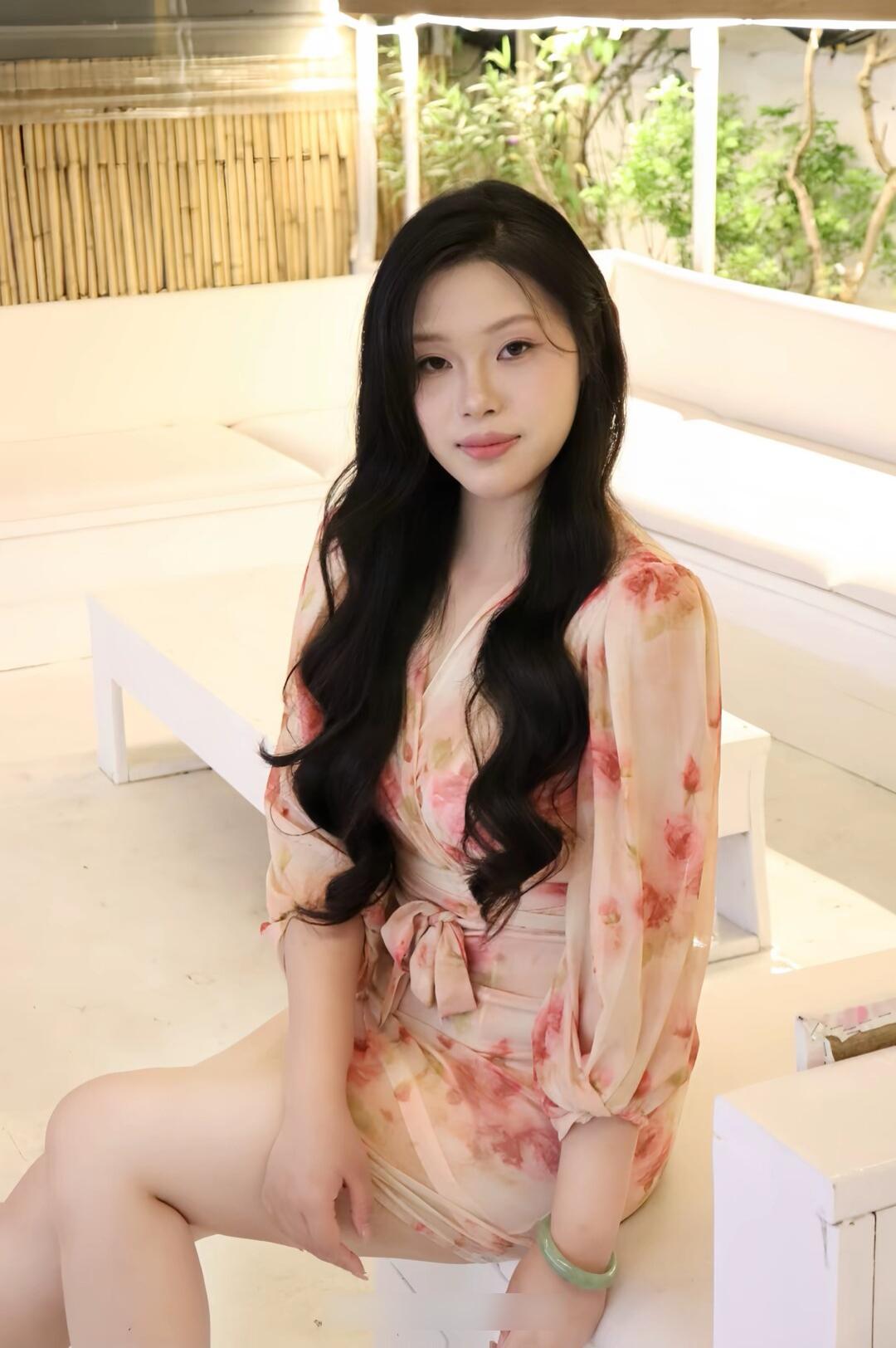 温柔少女风，粉色花裙搭配绿手镯，清新自然。粉色长裙深粉色裙子