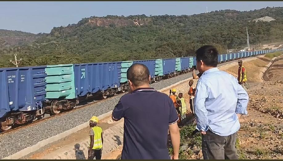 终于有对抗澳大利亚铁矿的筹码了!并且还可以帮助非洲长期脱贫致富的稳定产业。
一列