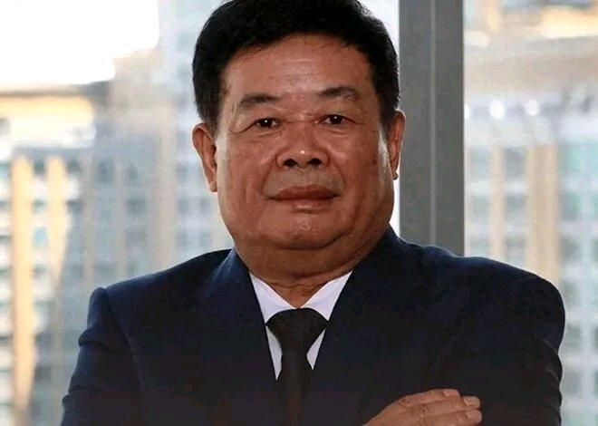 10月16日，79岁的“玻璃大王”曹德旺提前卸任福耀玻璃董事长，55岁的长子曹晖