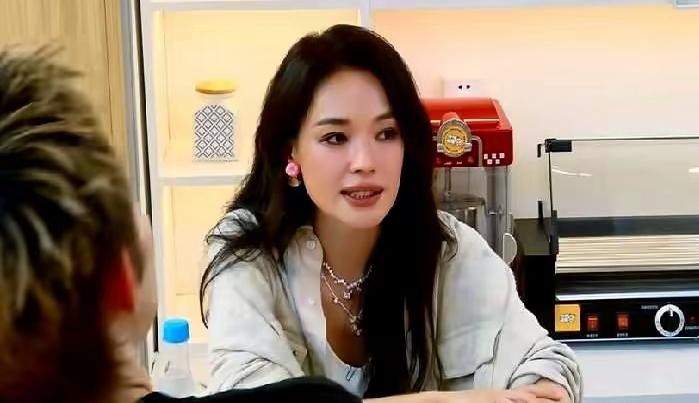 王晶评价舒淇：“等你成熟了，就懂了舒淇的魅力与美丽”！
不得不承认，导演的眼光是