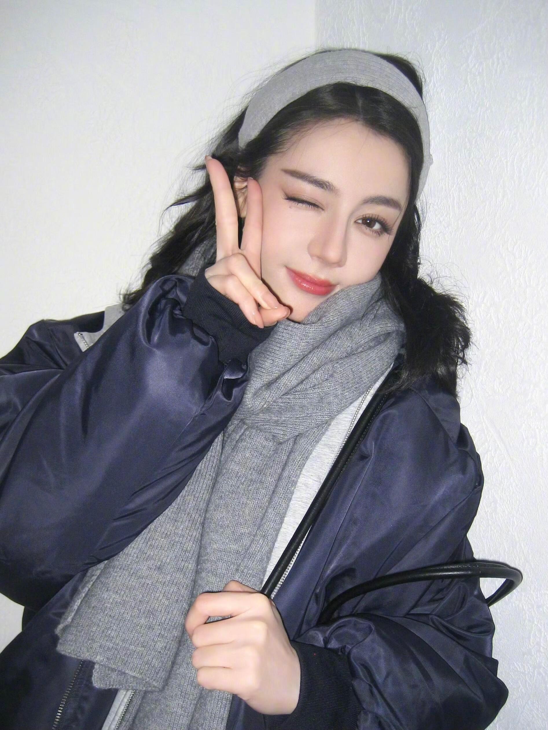 #咪咕星鲜事##迪丽热巴和素人合影#站在春天里向夏天打了个招呼的好俏皮可爱这个美