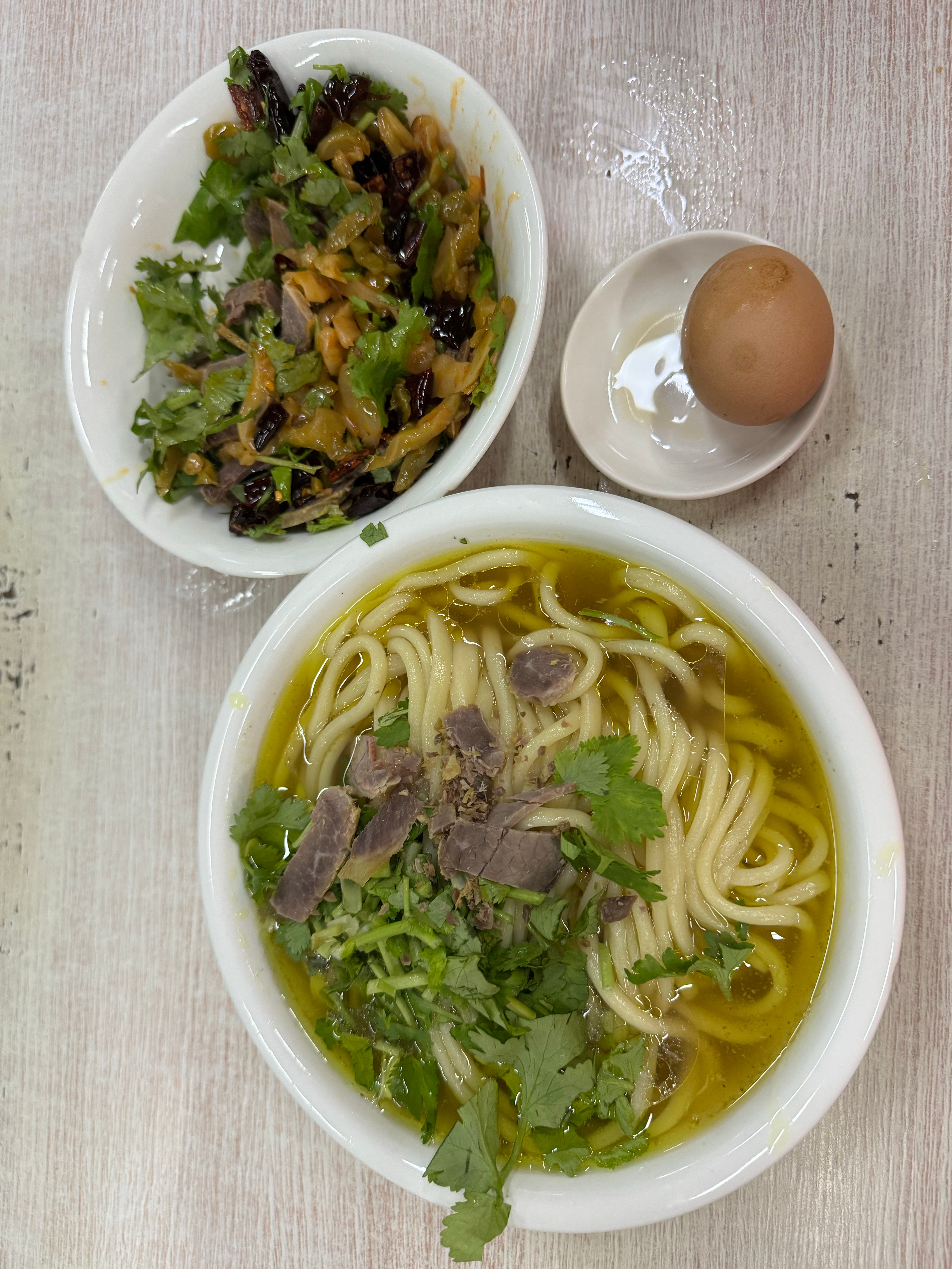 打卡一家“北京最好吃的拉面店”，面条筋道爽滑，再点一份牛肉加上香菜和炸的辣椒油，