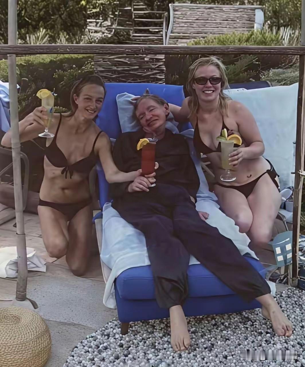 大名鼎鼎的霍金也去了萝莉岛！
霍金就是那个写出时间简史的大咖，身残志坚，曾经是很