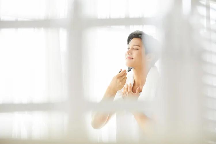 别动不动就把“找不到女朋友”挂嘴边然后想着放弃，先掰扯下自己的日常状态再说。
我
