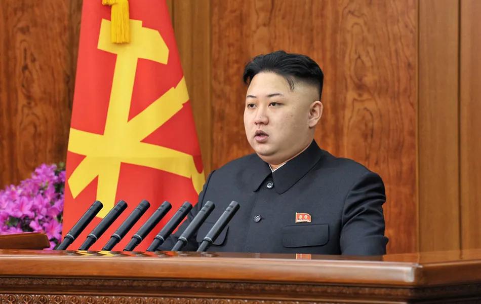 朝鲜领导人金正恩近日访问了朝鲜人民军第二军的指挥部。在听取了军长的工作汇报后，金