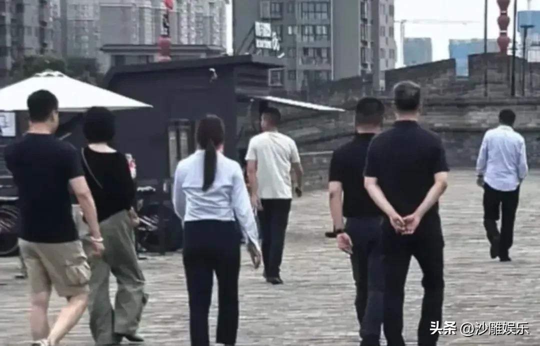 王菲陪谢霆锋在西安开唱！古城墙上的领导排场太有面了，这爱情谁不羡慕？



6月