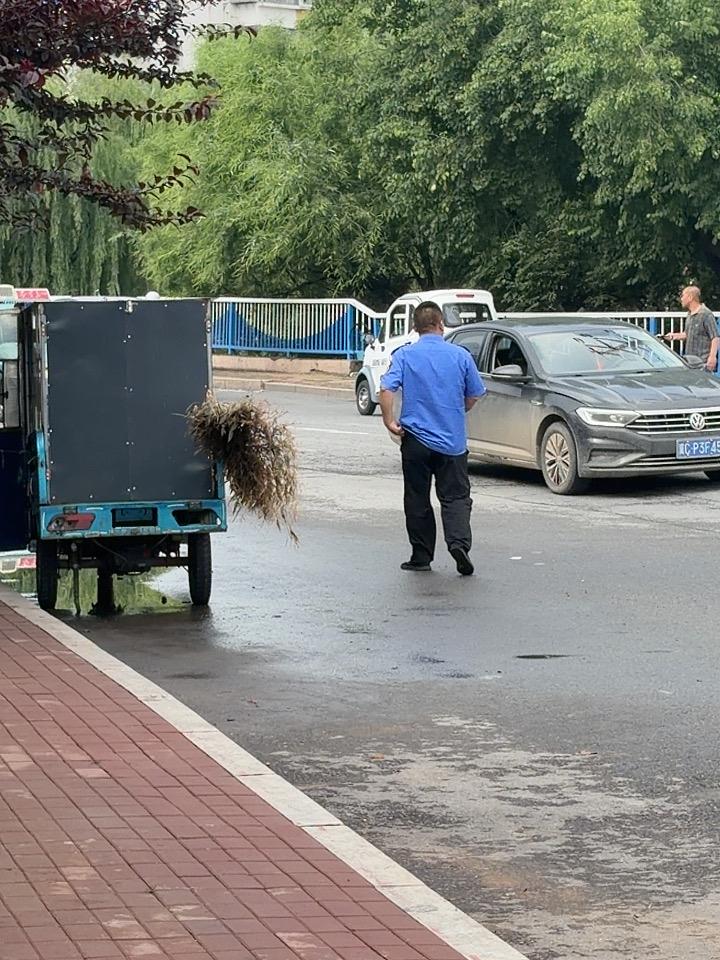 他一出现
街边小摊贩立即消失不见了
权力真厉害👍👍👍