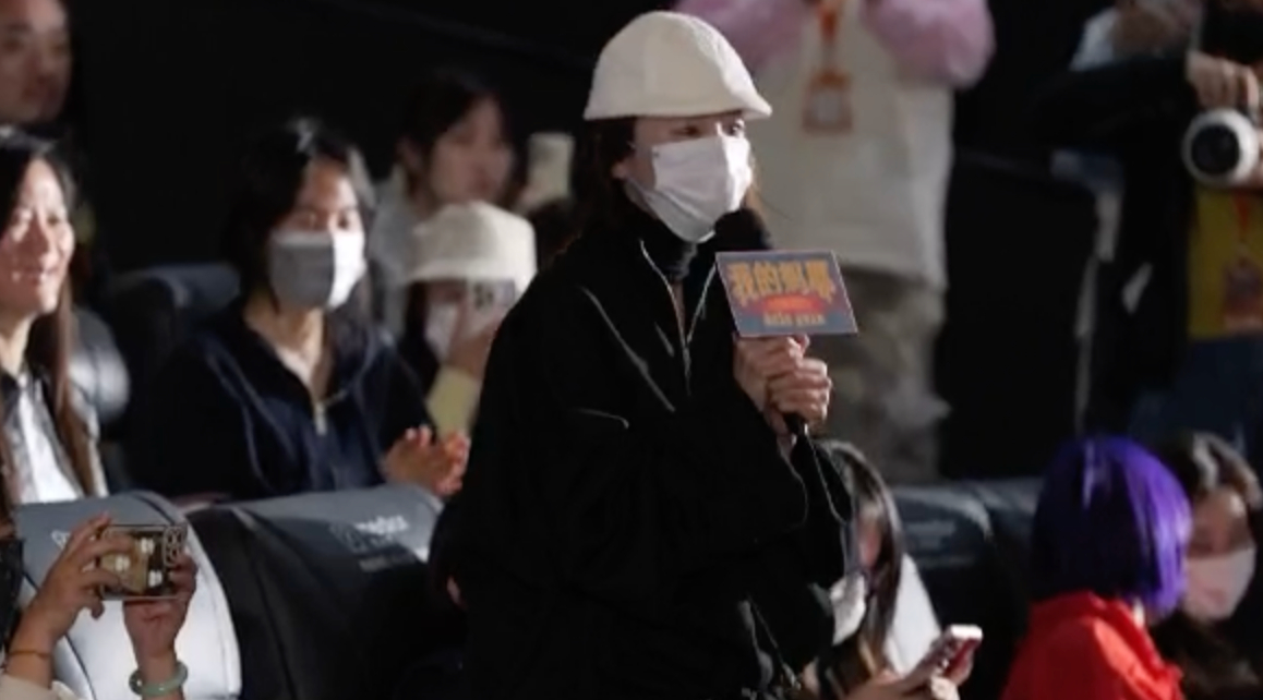 周冬雨亮相马思纯新片首映