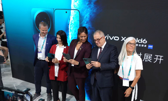 国产折叠屏让老外集体真香 vivo X Fold6作为折叠大满配，也作为折叠小V