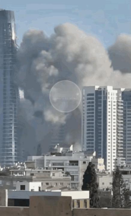 一枚巨大的伊朗弹道导弹命中了以色列首都特拉维夫CBD市中心！
 
当地时间6月1