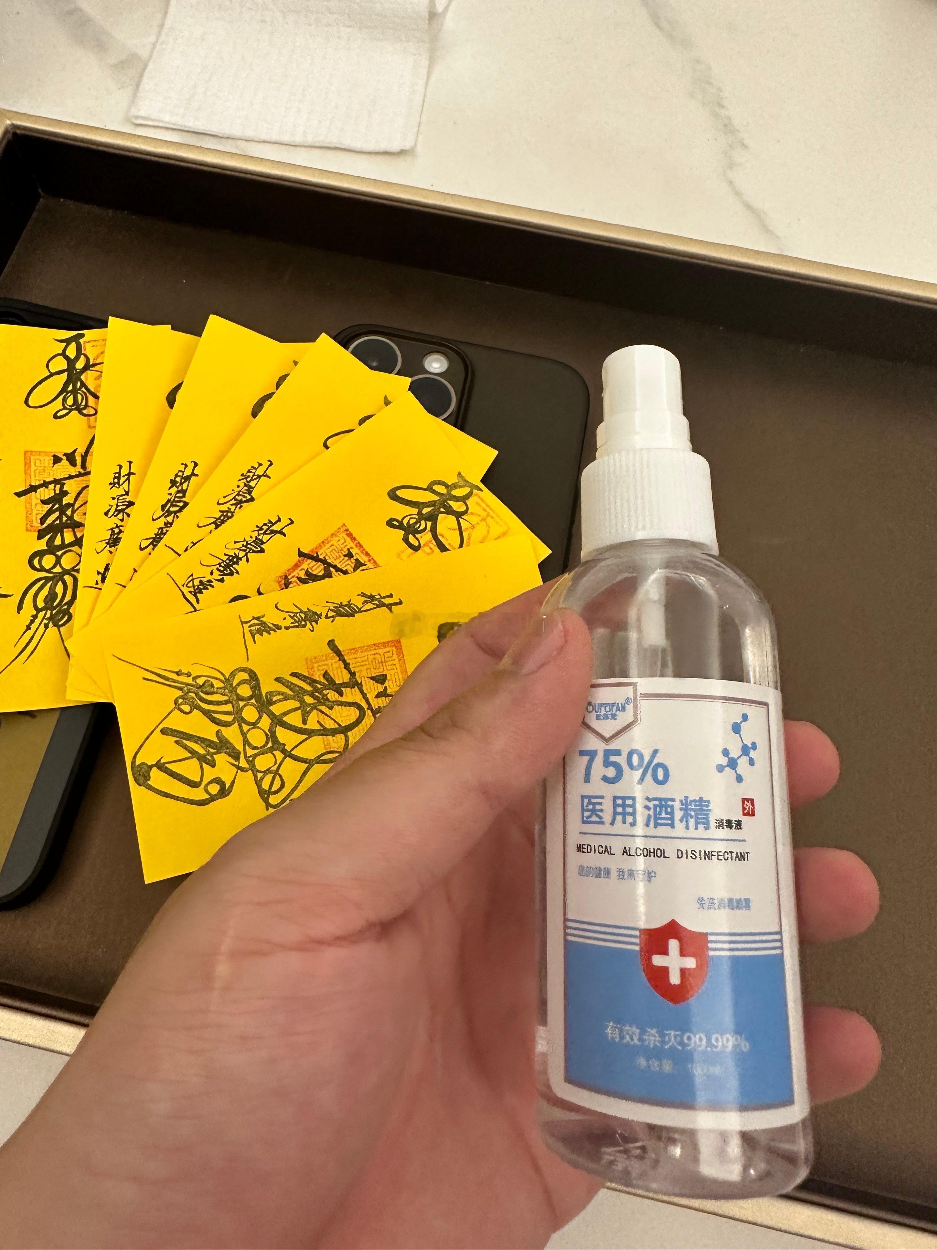 有位客人请了32道，跟师父说，我们一家三口，别人一台手机放一张，我们一台手机放一