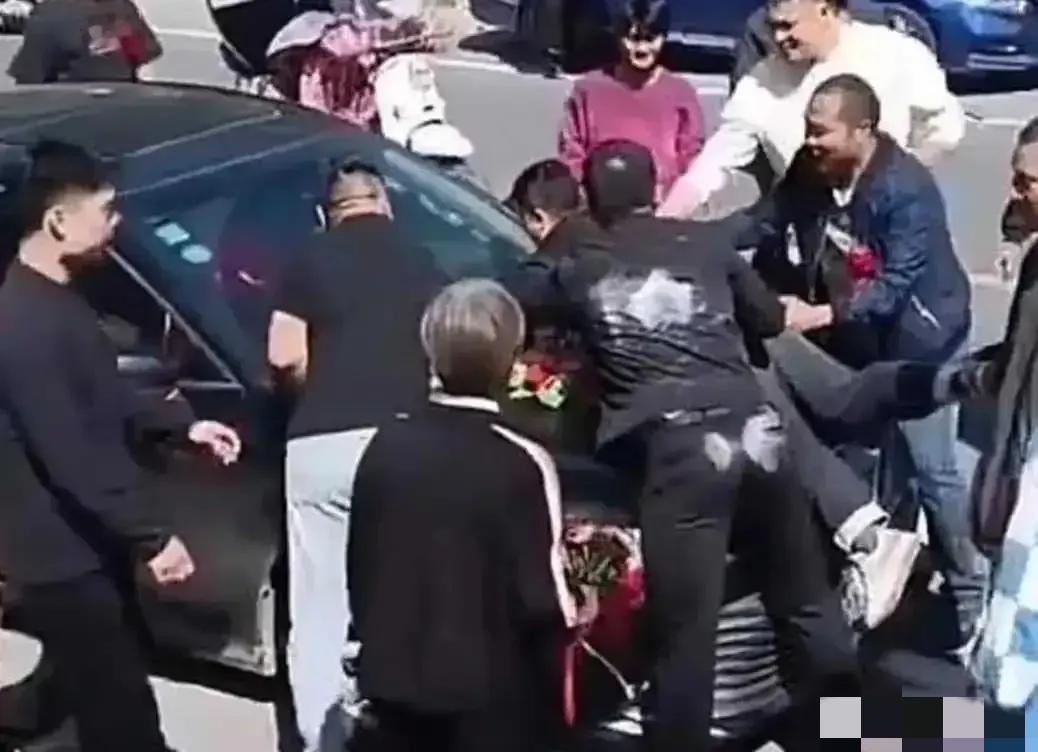 彩礼到底该给谁……？

1：应该给新娘的父母，因为父母对新娘有养育之恩，女儿出嫁